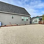 Ocean Shores Getaway With Fireplace And Hot Tub!