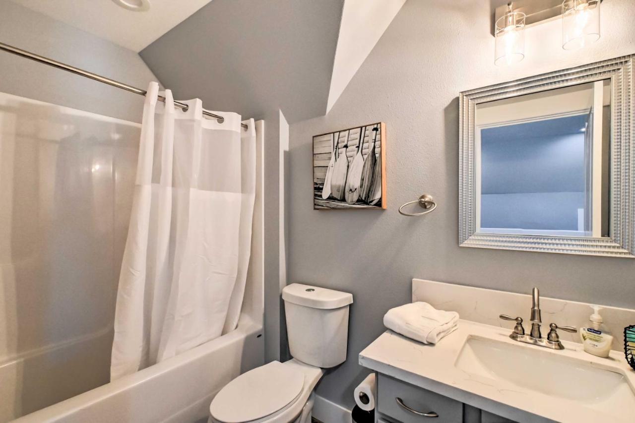 Getaway With Fireplace And Hot Tub! Holiday home Ocean Shores