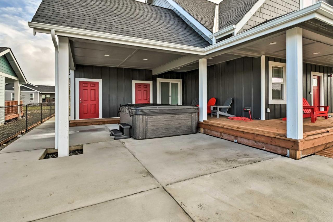 Getaway With Fireplace And Hot Tub! Holiday home Ocean Shores