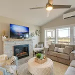 Pet-Friendly Retreat With Fenced Yard, Walk To Beach