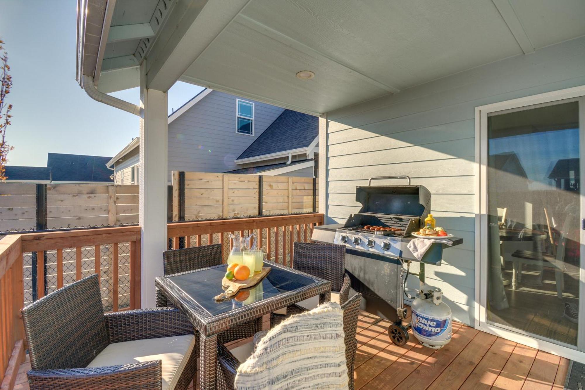 Pet-friendly Retreat With Fenced Yard, Walk To Holiday home