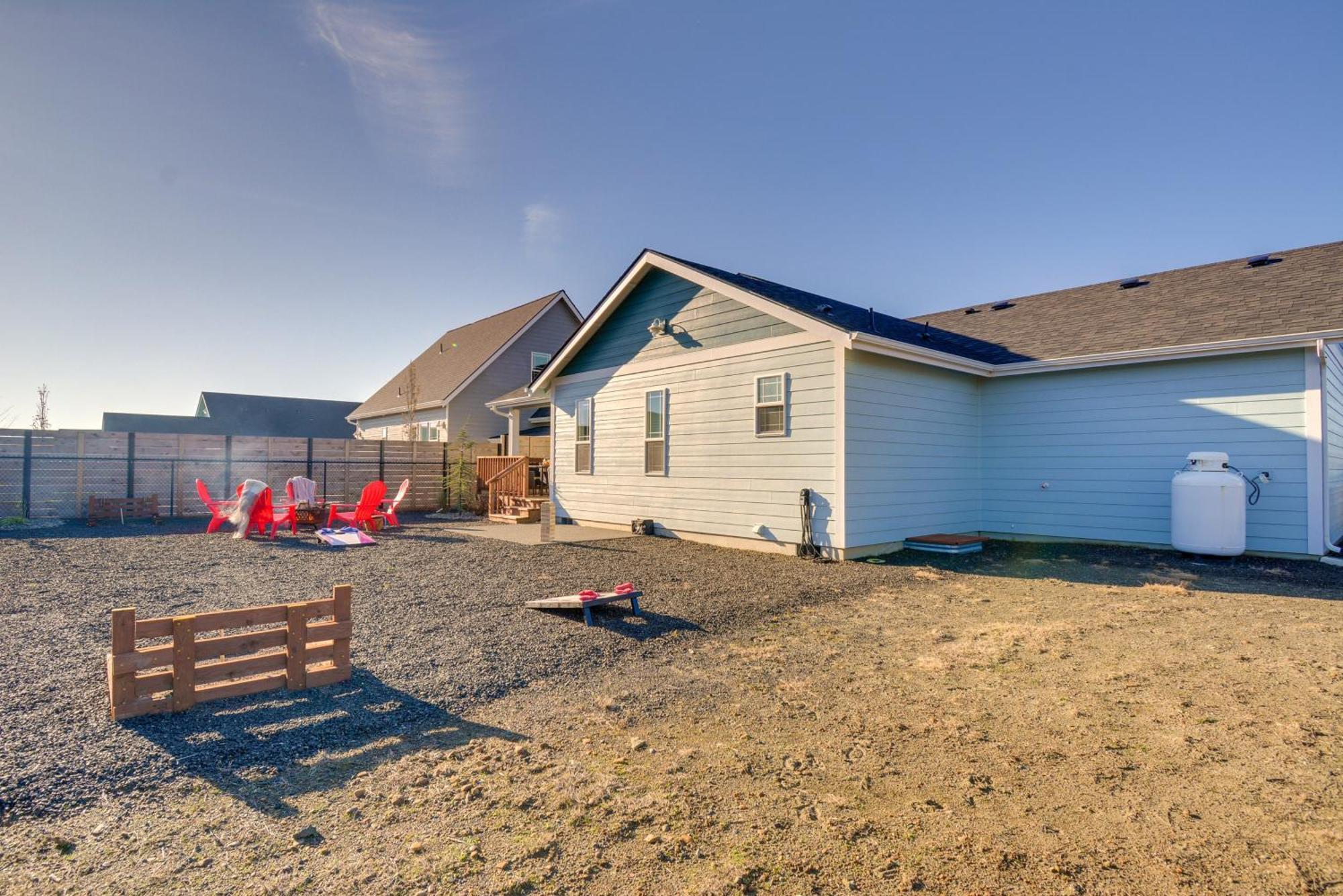 Pet-friendly Retreat With Fenced Yard, Walk To Ocean Shores