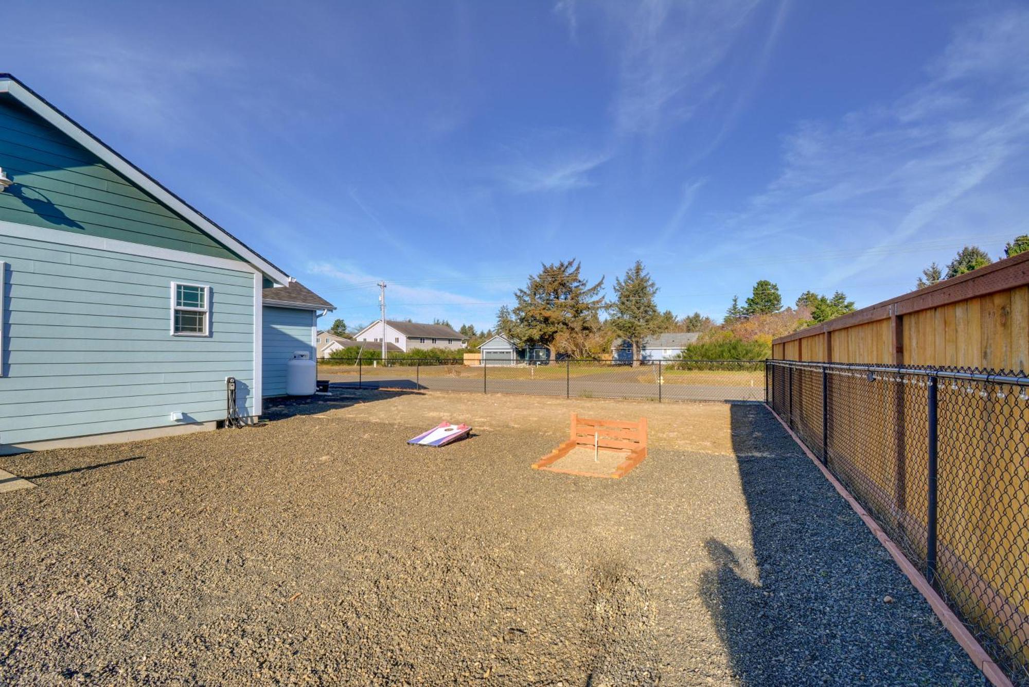 Pet-friendly Retreat With Fenced Yard, Walk To * Ocean Shores