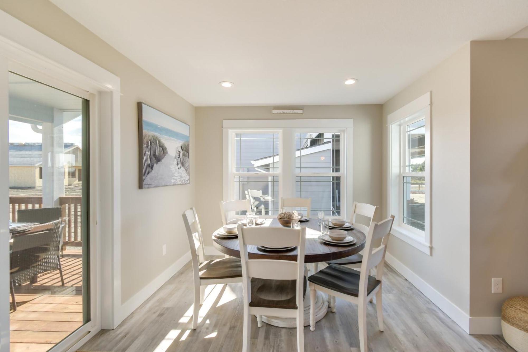 Pet-friendly Retreat With Fenced Yard, Walk To Ocean Shores