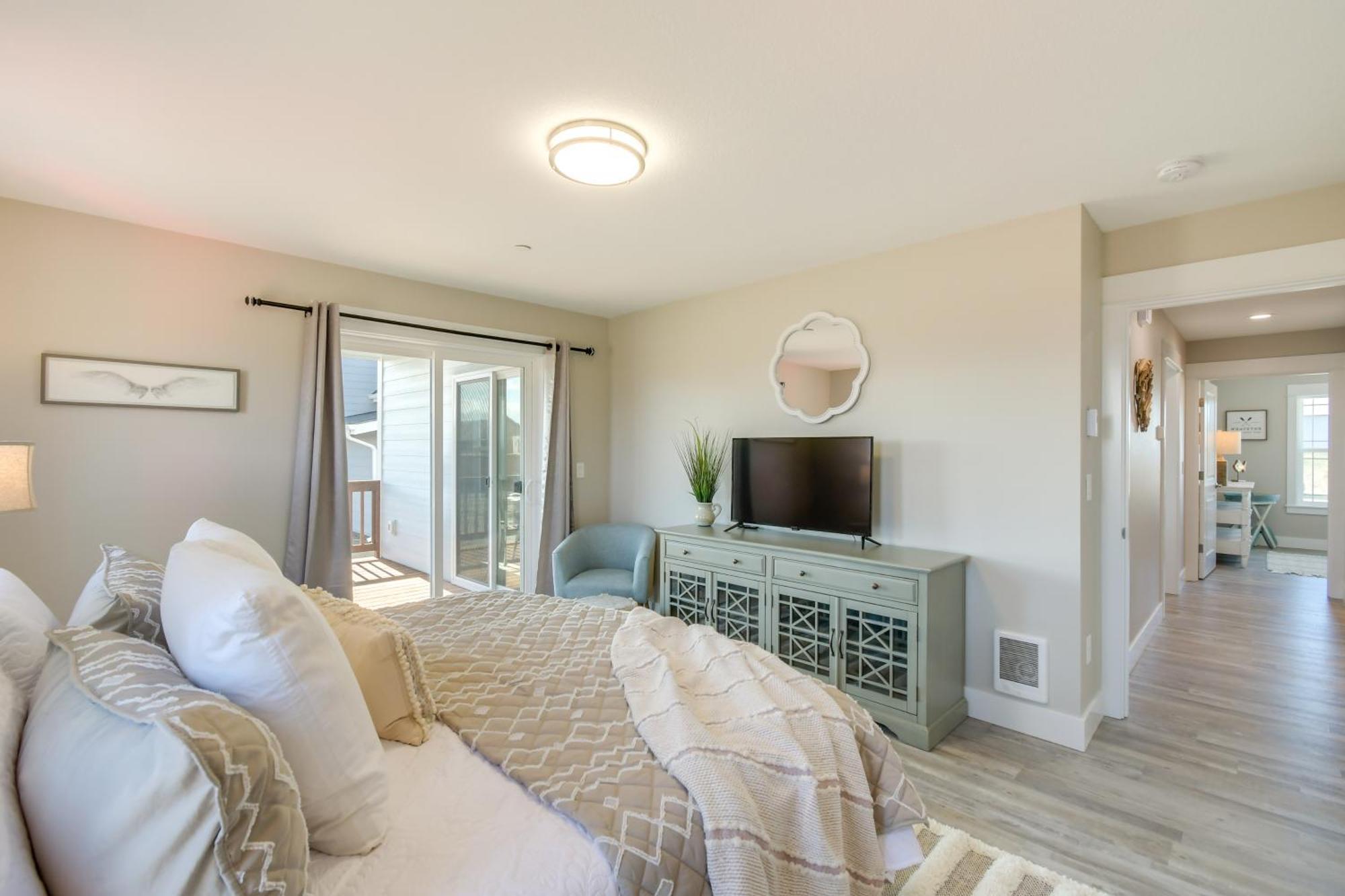 Pet-friendly Retreat With Fenced Yard, Walk To Ocean Shores